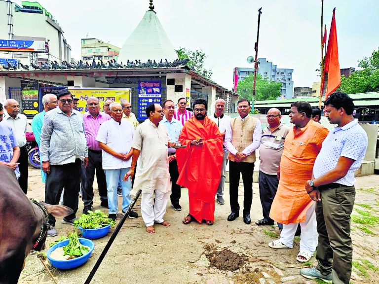 स्वामी परिपूर्णानंद ने की गाेमाता की पूजा
