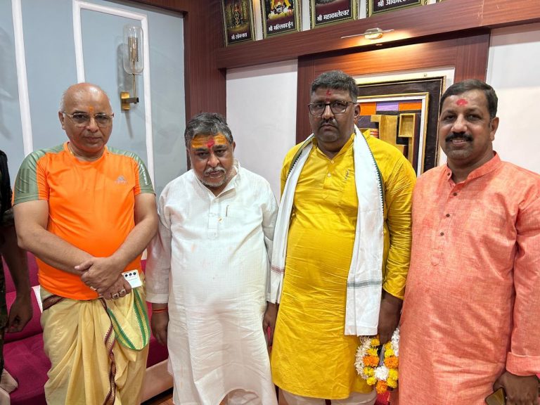 जेएमएम के महा सचिव पहुंचे बाबा मंदिर