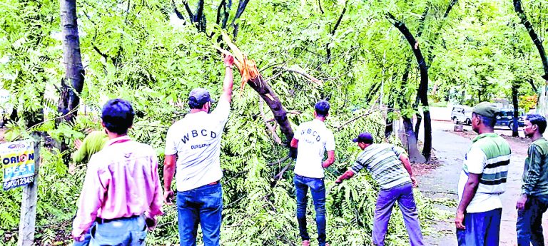 रेमाल के चलते जनजीवन अस्त-व्यस्त