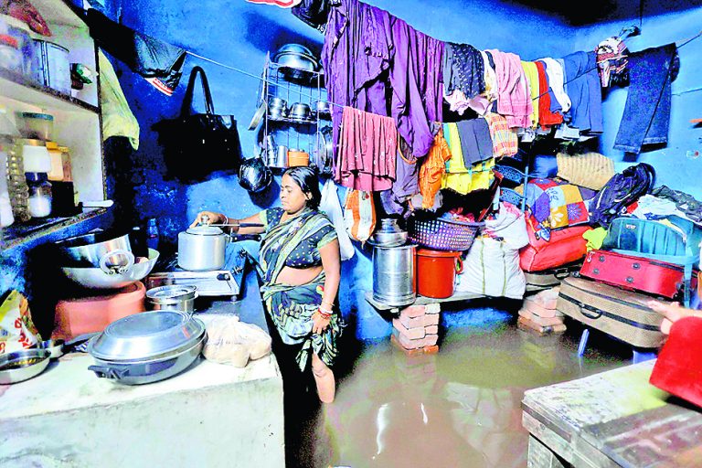 हावड़ा के कई इलाकों में जलजमाव