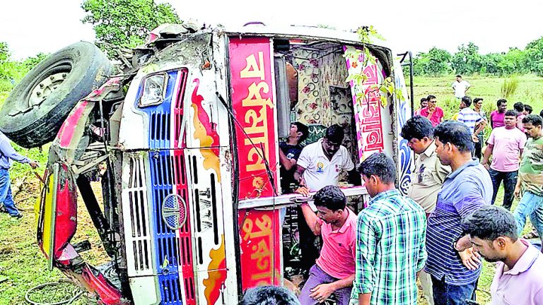 कार व बस की टक्कर में बस पलटी, कार चालक की मौत