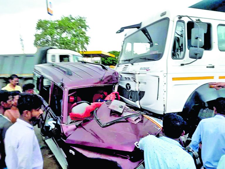 डंपर व एसयूवी में टक्कर, आठ लोग हुए जख्मी