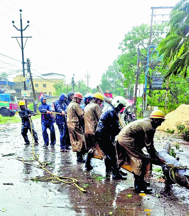 ट्रैफिक इंस्पेक्टर की तत्परता से टला बड़ा हादसा