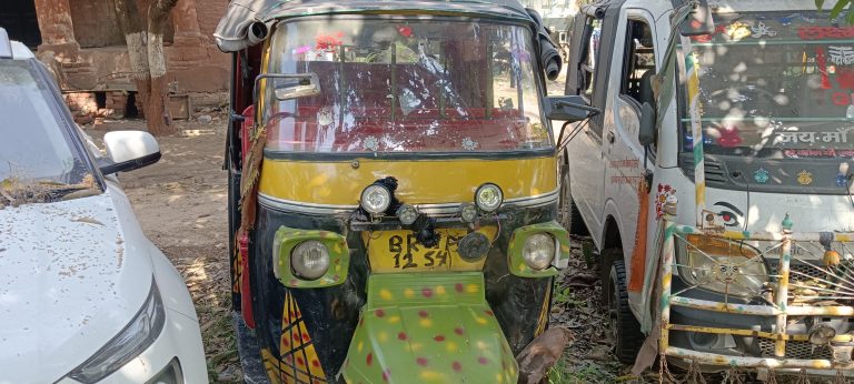 ऑटो के तहखाने से 70 लीटर विदेशी शराब जब्त, धंधेबाज गिरफ्तार