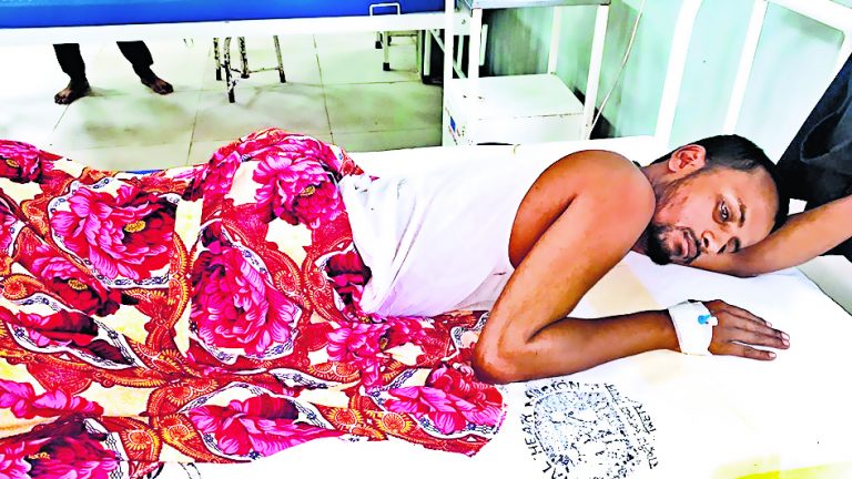 नगर आयुक्त ने कार्यपालक सहायक को डंडे से पीटा