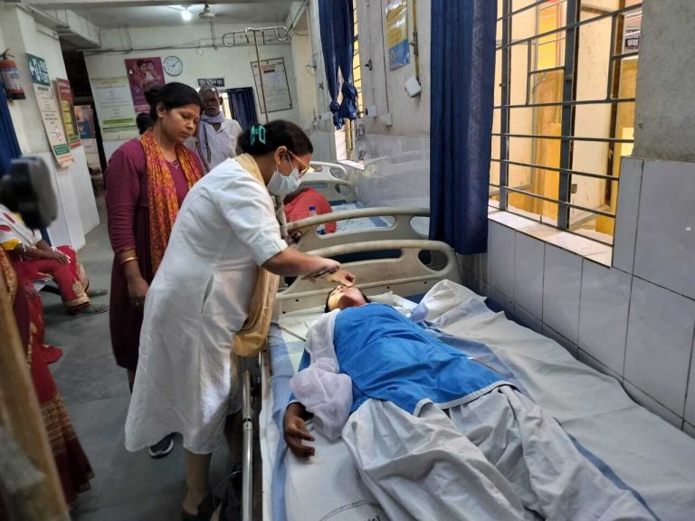 गर्मी के कारण लगातार तीन दिनों से बीमार पड़ रही हैं प्रोजेक्ट स्कूल की छात्राएं