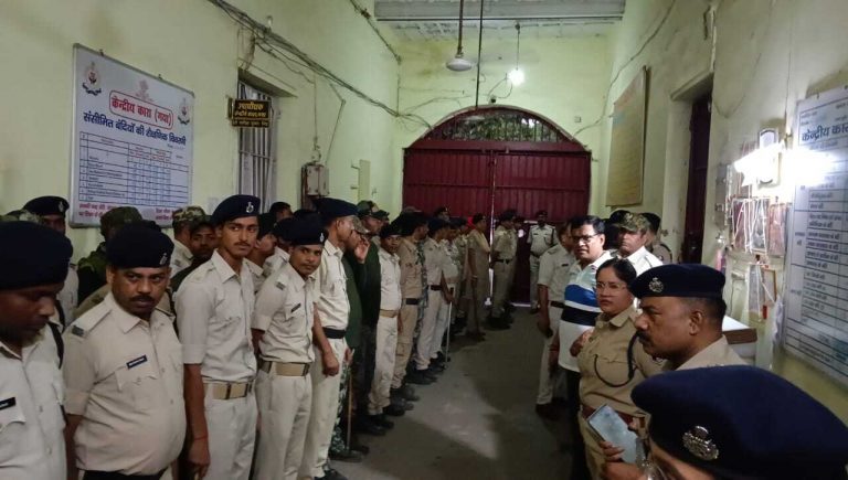 गया सेंट्रल जेल में घंटों हुई छापेमारी, कुख्यातों पर नजर रखने का निर्देश