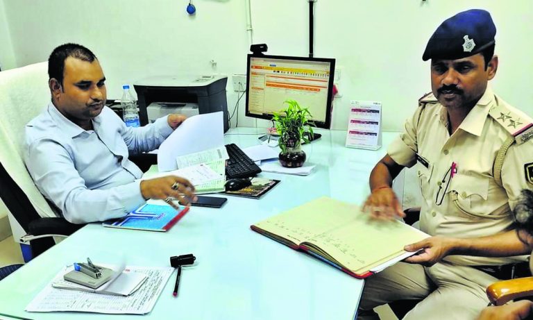 बैंक परिसर की सुरक्षा व्यवस्था का पुलिस ने लिया जायजा