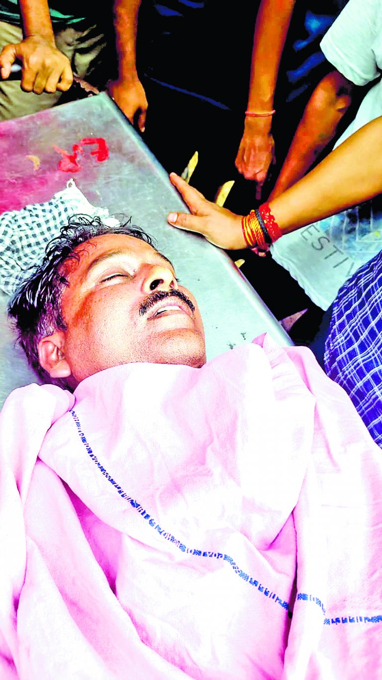 झाड़ियों की सफाई करते वक्त करंट लगने से दो लोगों की मौत