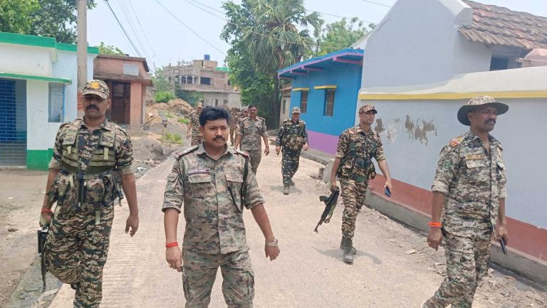 लोकसभा चुनाव संपन्न कराने को लेकर पुलिस ने निकाला फ्लैग मार्च