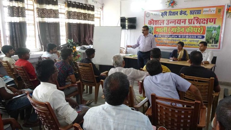 कृषि विज्ञान केंद्र में माली का तीस दिवसीय प्रशिक्षण शुरू
