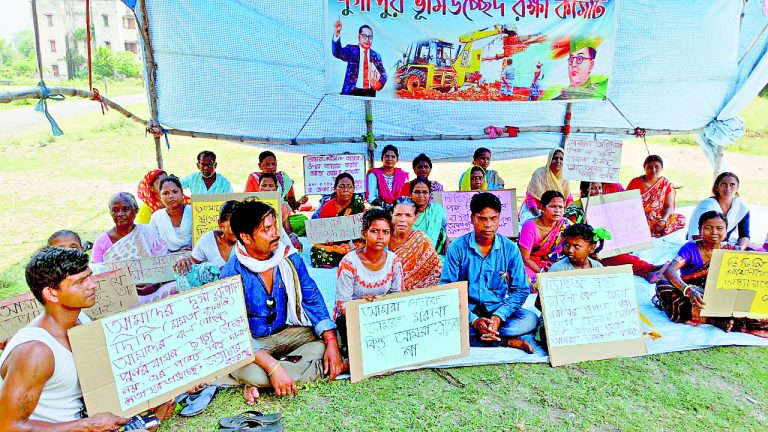 डीवीसी प्रबंधन के खिलाफ बस्तीवासियों का धरना
