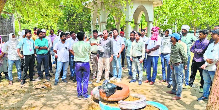 समाहरणालय परिसर में जताया विरोध, काला बिल्ला बांध किया कार्य