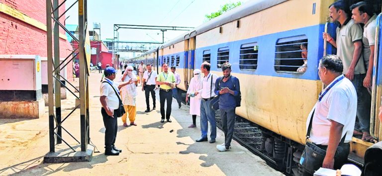 बिना टिकट यात्रा करने वालों से एक दिन में हुई रिकॉर्ड 1.54 करोड़ रुपये जुर्माना की वसूली