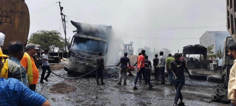 – ब्लॉक दो ओसीपी में खड़े दो टिपर में स्वत: आग भड़की, जलकर खाक