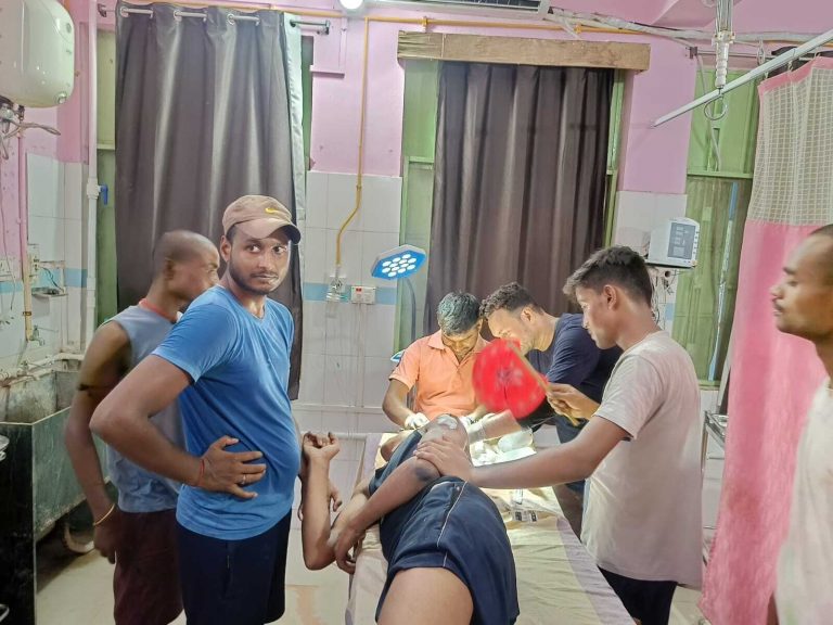 रेलवे पटरी पर गिरकर एक युवक गंभीर रूप से हुआ जख्मी