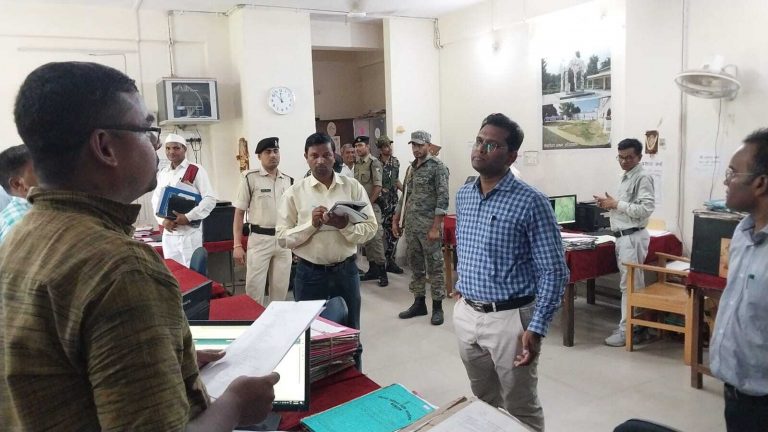 जिला सांख्यिकी पदाधिकारी के अनुपस्थित रहने पर डीएम ने मांगा स्पष्टीकरण