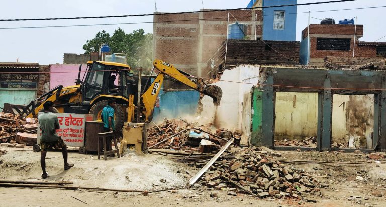 सड़क निर्माण में बाधक बनी दुकानों को रेलवे ने हटाया