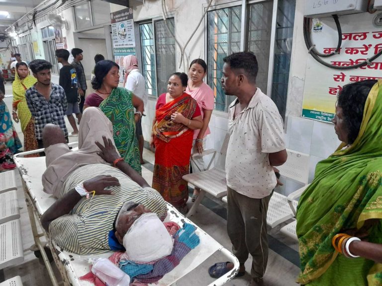 पिकअप वैन के धक्के से दो महिला व टोटो चालक घायल, चालक रेफर