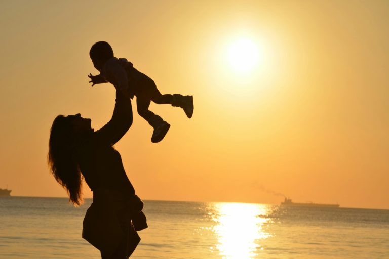 Mothers Day पर मां को फील कराना है स्पेशल, तो इन Gift Ideas पर डालें एक नजर