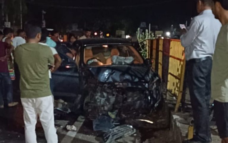 Jharkhand News: औरंगाबाद से देवघर जा रही कार गिरिडीह में रेलिंग से टकराई, कार के परखच्चे उड़े