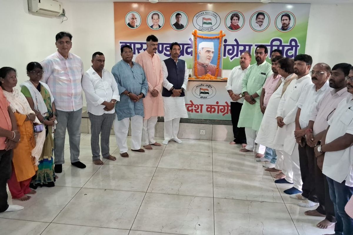 कांग्रेस भवन में पंडित जवाहरलाल नेहरू को श्रद्धांजलि अर्पित करते झारखंड प्रभारी समेत अन्य