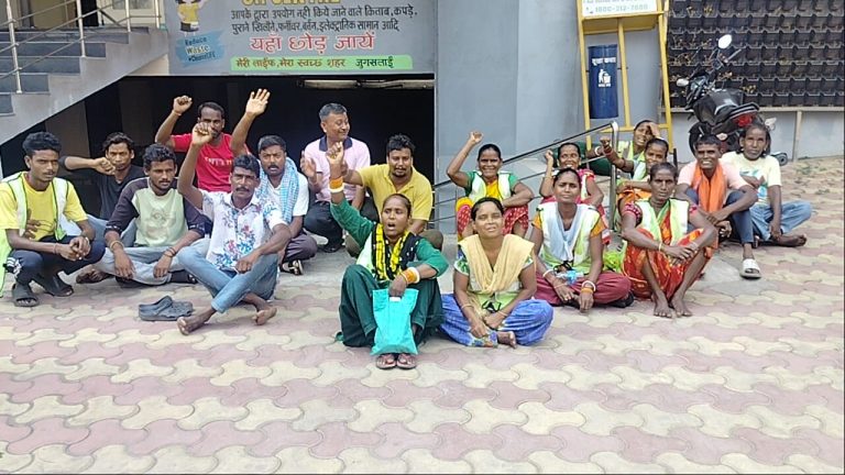jamshedpur jugsalai जुगसलाई नगर परिषद के सफाई कर्मचारियों ने ठप किया कामकाज, हंगामा