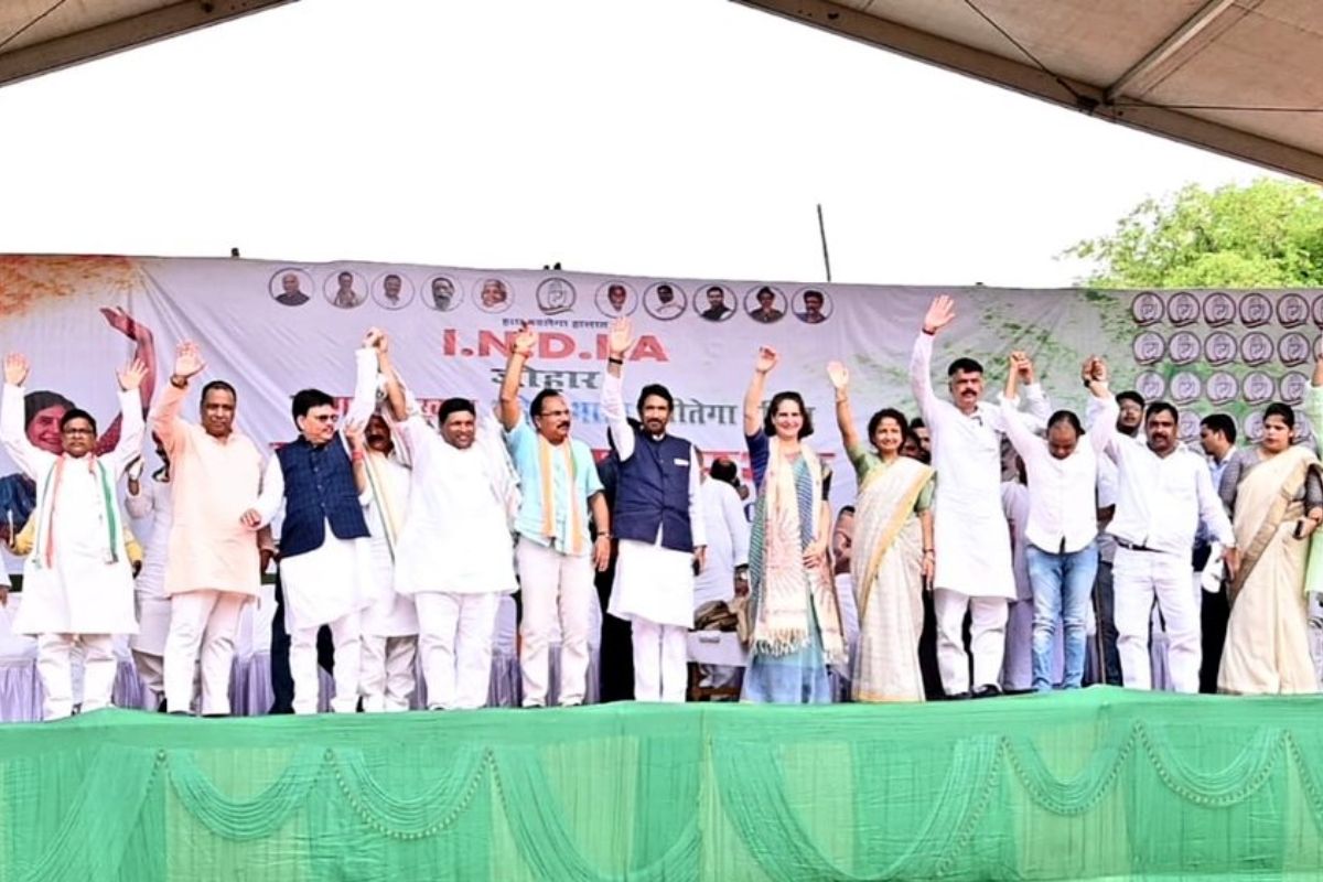 चुनावी सभा में प्रियंका गांधी के साथ कल्पना सोरेन समेत अन्य