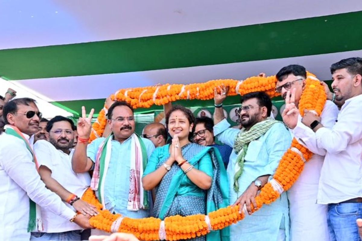 चुनावी सभा में उपस्थित कल्पना सोरेन