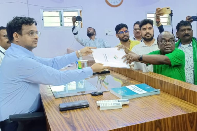 Lok Sabha Election 2024: राजमहल लोकसभा सीट से झामुमो विधायक लोबिन हेंब्रम ने निर्दलीय भरा पर्चा, पार्टी को दी चेतावनी