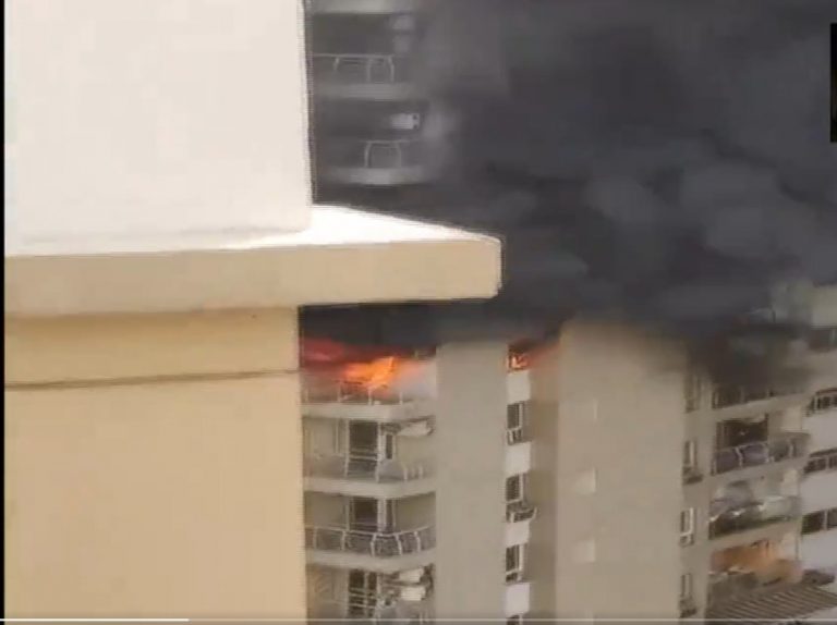 Noida Fire: नोएडा सेक्टर 100 में मल्टीस्टोरी बिल्डिंग में एसी फटने से लगी आग, कई फ्लैट चपेट में