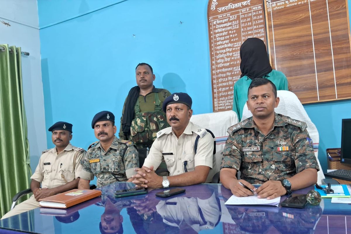 गिरफ्तार माओवादी की जानकारी देते पुलिस पदाधिकारी
