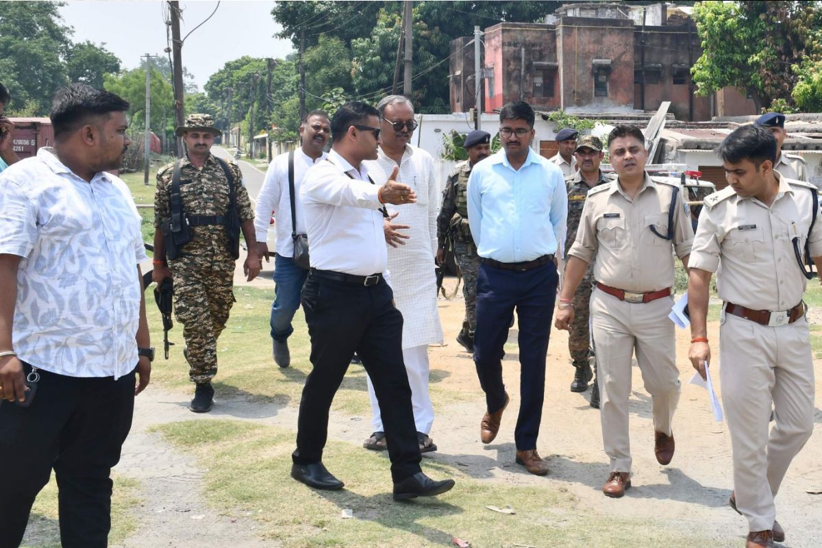 राजनाथ सिंह की रैली को लेकर सभा स्थल की सुरक्षा का जायजा लेती टीम