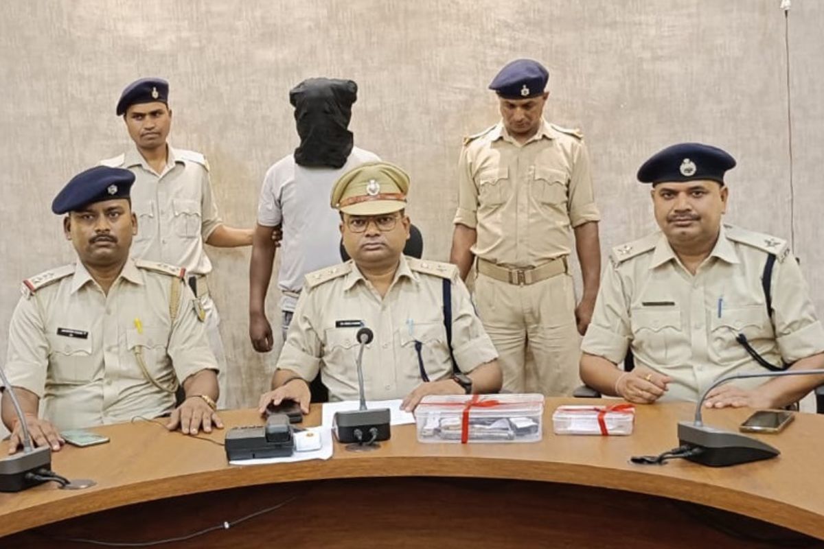 गिरफ्तारी की जानकारी देते एसपी डॉ विमल