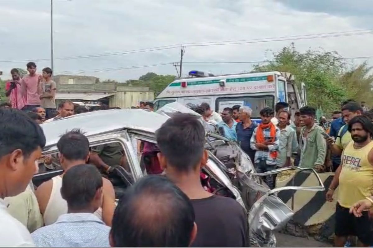 सड़क हादसे के बाद जुटे स्थानीय लोग