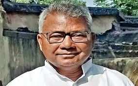 कोई भी पक्ष वर्तमान चुनाव में जीते आदिवासियों की हार निश्चित है. क्योंकि दोनों ही पक्षों के पास आदिवासियों का पक्ष या एजेंडा नदारद है. आदिवासी केवल वोट बैंक बनकर रह गए हैं. खुद आदिवासी नेता भी आदिवासियों के सवाल पर ईमानदार नहीं दिखते हैं.