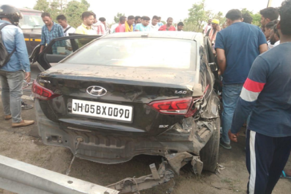 दुर्घटना ग्रस्त कार