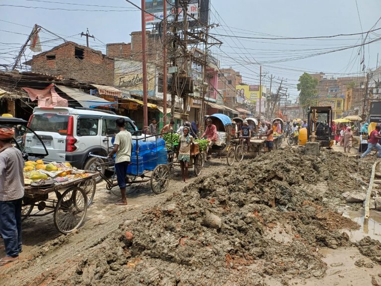Muzaffarpur: 7 दिनों में 7 साल का होगा स्मार्ट सिटी, अभी भी टावर पर गड्ढा खोद रही एजेंसी