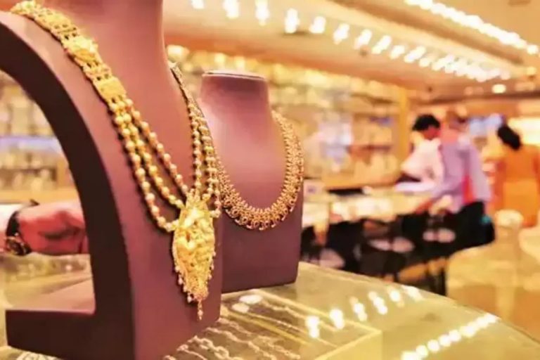 Gold Price: ज्वैलरी की तरफ लगा दीजिए दौड़, सस्ता हो गया सोना