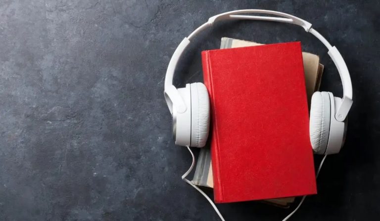 Audio Book: नए जमाने में भी कायम है लोगों में पढ़ने का शौक, यंगस्टर्स को भा रहे ‘ऑडियो बुक’