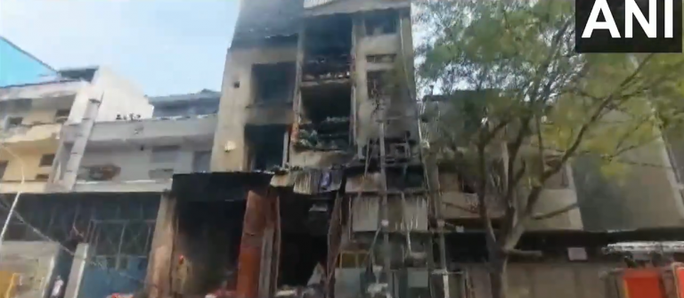 Delhi Narela Fire: गैस लीक से नरेला की फैक्ट्री में लगी भीषण आग, 3 लोगों की मौत, कई घायल