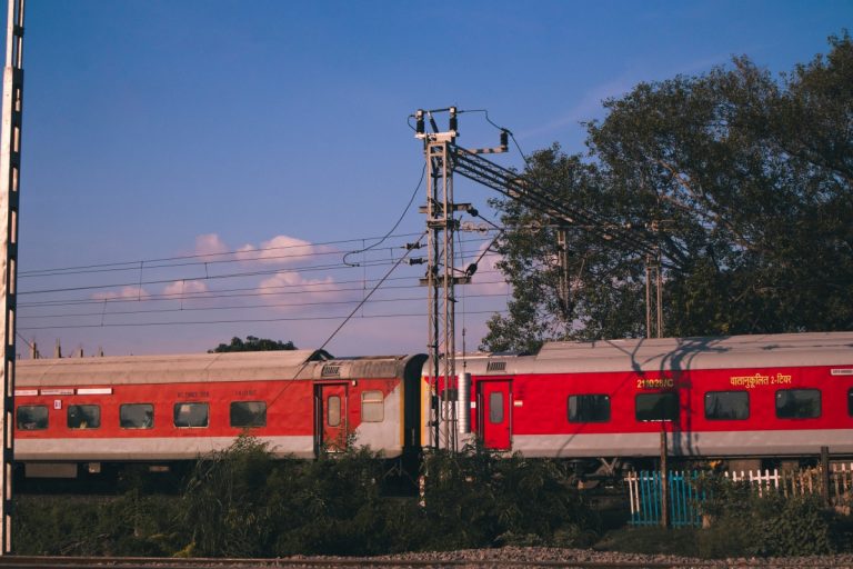 Railway: रेलवे सुरक्षा के लिए आधुनिक तकनीक को बढ़ावा देने की हो रही है पहल