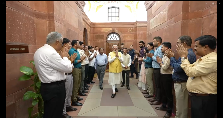 MODI 3.0: पीएम मोदी के ऑफिस का पहला दिन, सहकर्मियों ने ऐसे किया स्वागत, देखें VIDEO