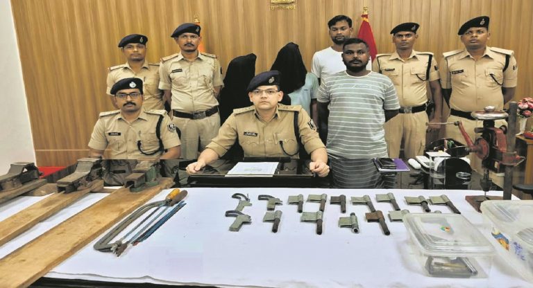 मुंगेर के नक्सल प्रभावित जंगल में मिनीगन फैक्ट्री का खुलासा, दो तस्कर गिरफ्तार
