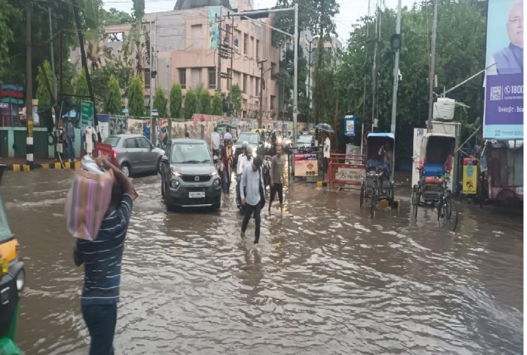 पटना: तीन घंटे की बारिश में पानी-पानी हुआ राजधानी, सड़कों पर एक से दो फुट तक लगे पानी