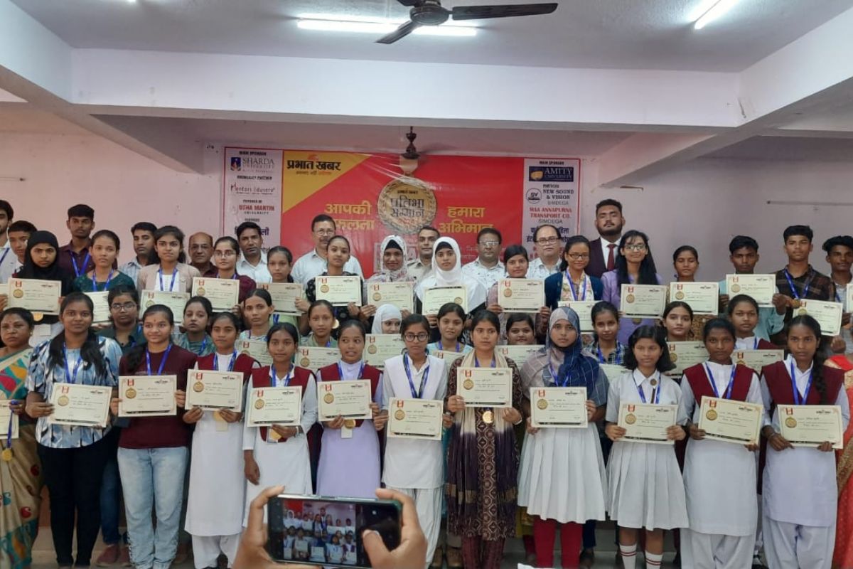 अतिथियों के साथ सम्मानित विद्यार्थी