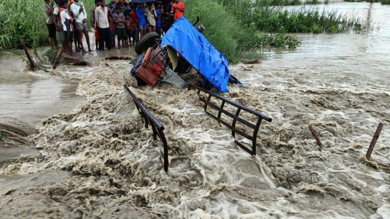 बगहा में नदी के बहाव से पुलिया ध्वस्त, बीच नदी में फंसा ट्रैक्टर, मजदूरों ने भागकर बचाई जान