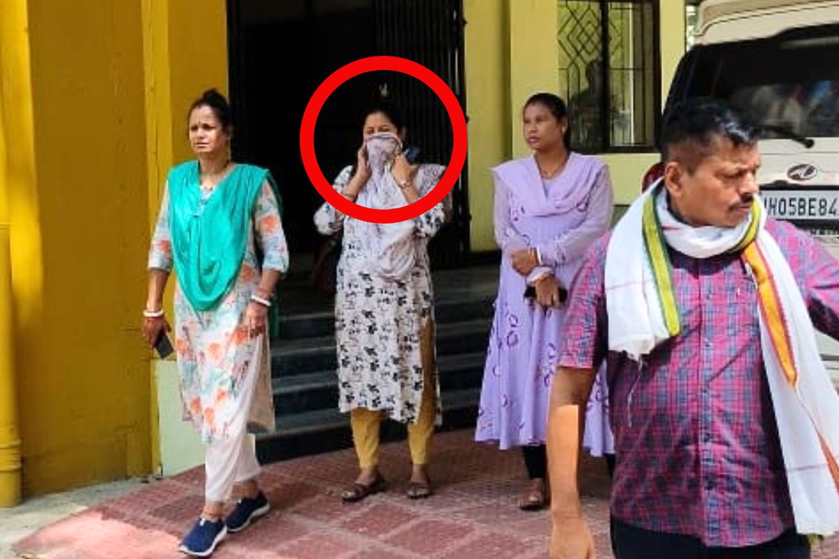 acb arrest lady clerk taking bribe in seraikela jharkhand
