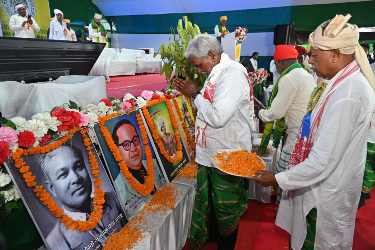 महासम्मेलन में महान विभूतियों को नमन करते सीएम चंपाई सोरेन