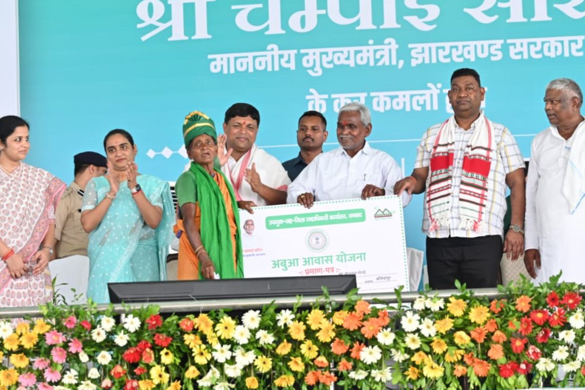 लाभुक को योजना का लाभ देते सीएम चंपाई सोरेन